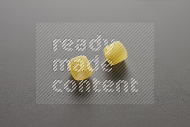 معكرونة خواتم علي خلفية رمادية