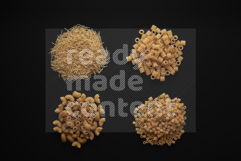 أنواع مختلفة من المعكرونة علي خلفية سوداء