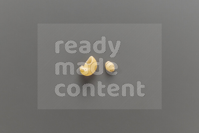 معكرونة بايب مع أنواع أخري من المعكرونة علي خلفية رمادية