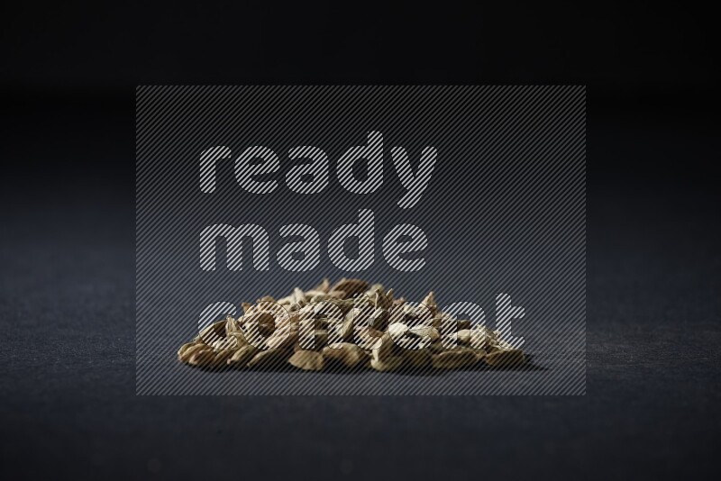 حبوب الهيل في شكل مثلث على خلفية سوداء