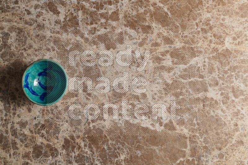 وعاء فخاري متعدد الألوان على خلفية من الرخام البيج