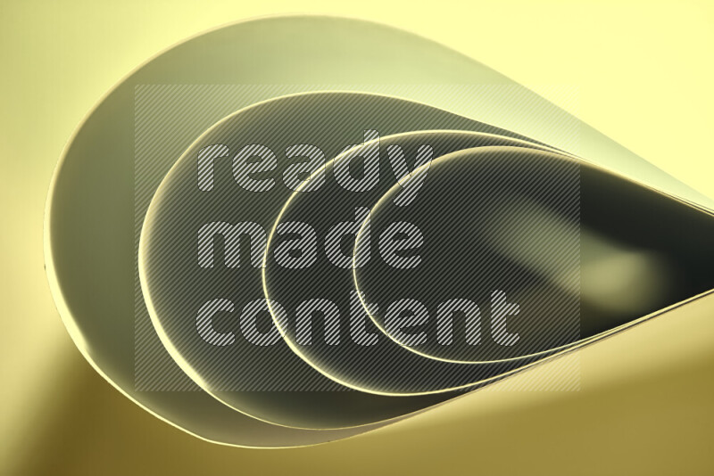 فن تجريدي لورق مطوي على شكل منحنيات ناعمة بتدرجات اللون الأخضر