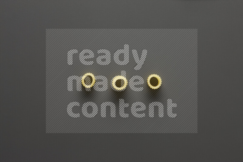 معكرونة خواتم علي خلفية رمادية