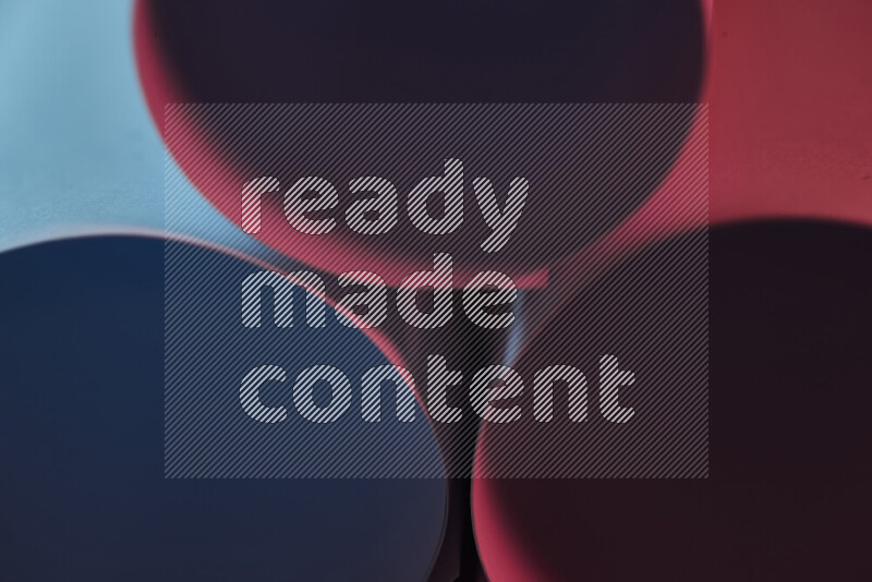 الصورة تعرض فن ورقي تجريدي بأشكال دائرية بدرجات متنوعة من اللون الأزرق والأحمر