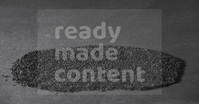 بذور حبة البركة علي الخلفية كاملة علي خلفية سوداء