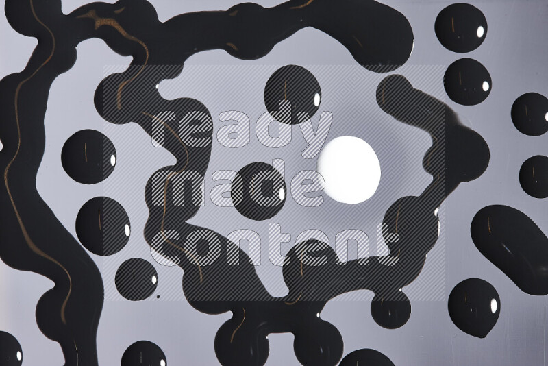 لقطات مقربة لقطرات من اللون الأبيض و الأسود على الخلفية