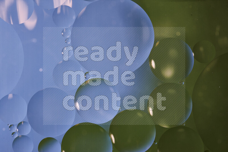 لقطات مقربة لفقاعات من الزيت على سطح الماء باللون الأزرق والأخضر