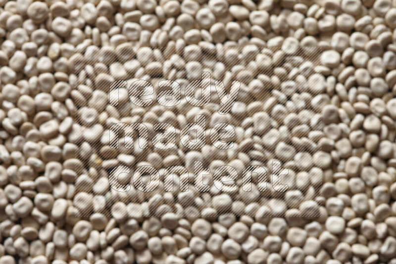 حبوب الترمس خارج إطار التركيز علي الخلفية كاملة