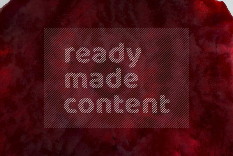 شرائح من البنجر علي خلفية بيضاء مضيئة