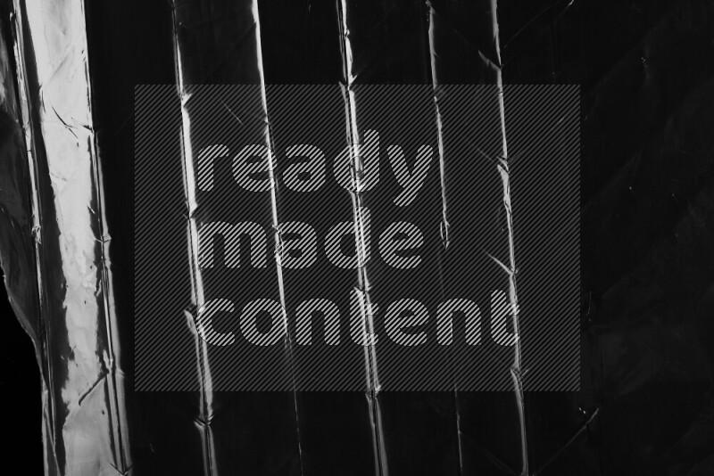 تظهر الصورة سطح من البلاستيك علي خلفية داكنة