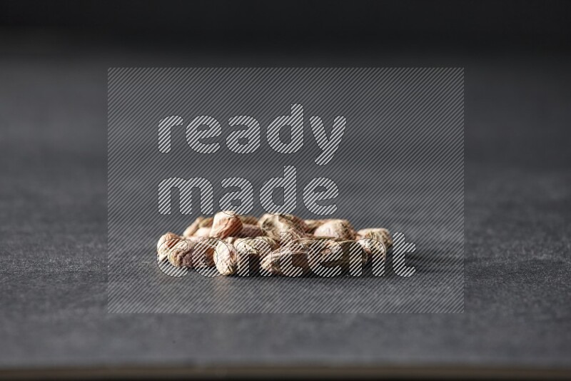 مجموعة من حبات الفستق المقشر على خلفية سوداء