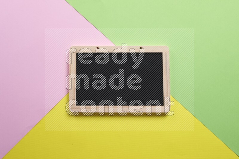 مستلزمات مدرسية مختلفة علي خلفية ملونة