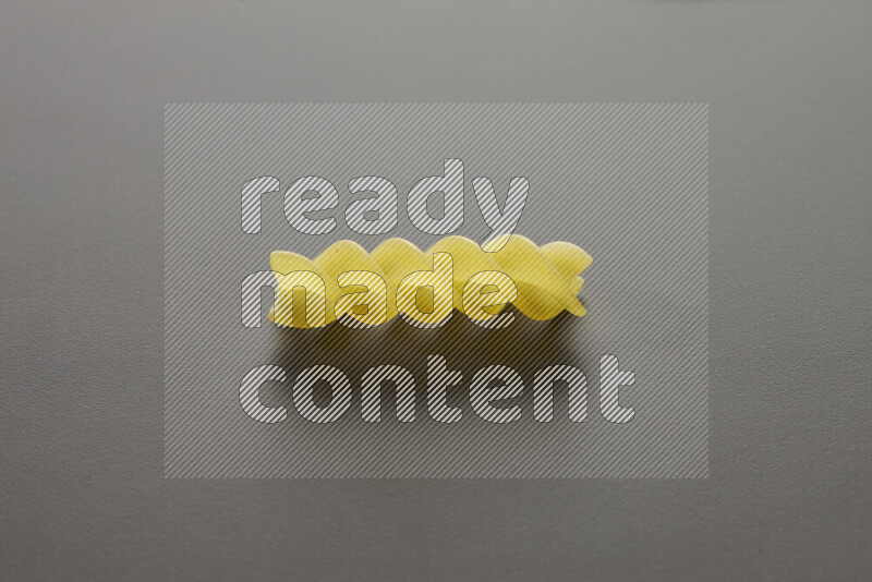 معكرونة فيوزيللي علي خلفية رمادية