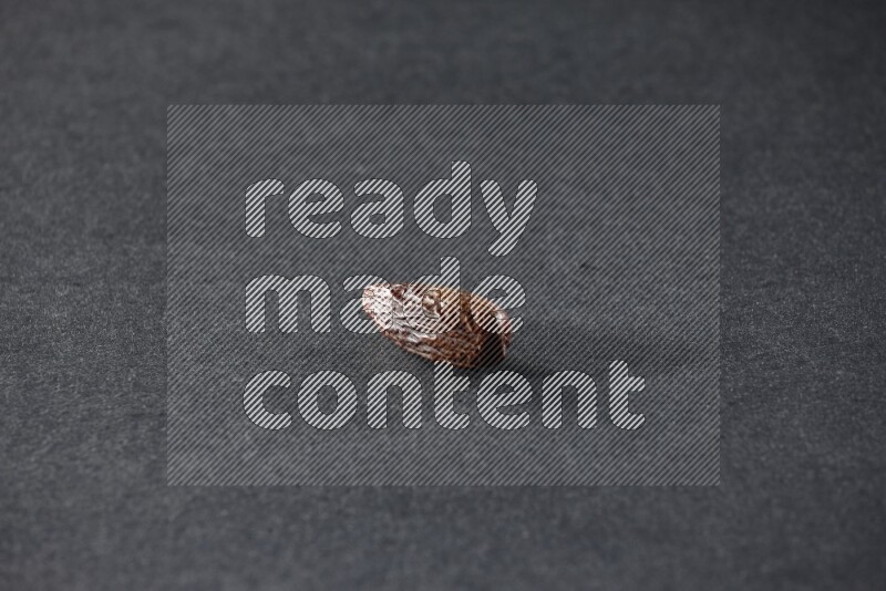 حبة واحدة من البلح المجفف علي خلفية سوداء