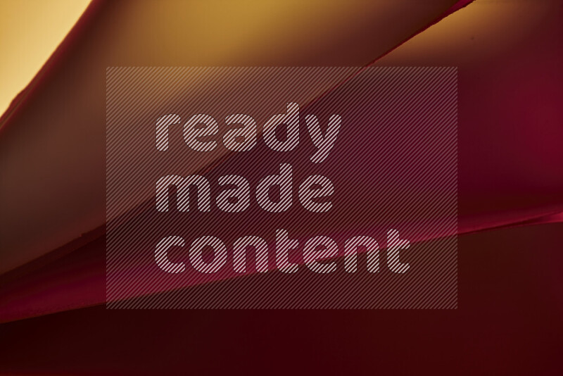 فن تجريدي يعرض منحنيات مع تدرجات الألوان الدافئة والباردة مكونه بضوء ملون