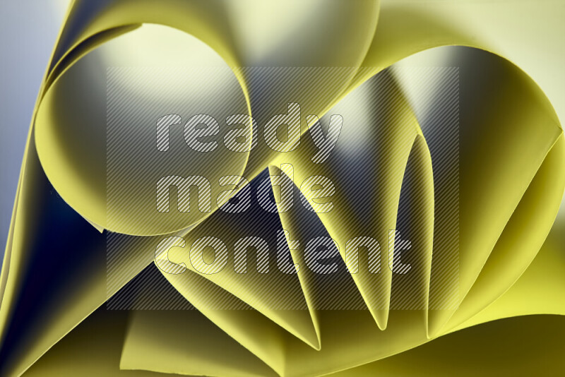 عرض فني لطيات الورق تخلق مزيج من الأشكال الهندسية، مضاءة بإضاءة ناعمة بدرجات اللون الأخضر