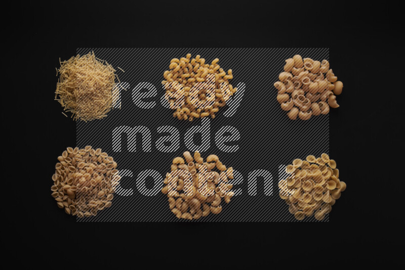 أنواع مختلفة من المعكرونة علي خلفية سوداء