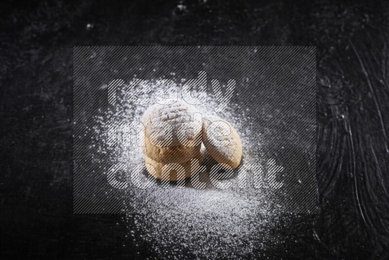 كحك علي خلفية سوداء