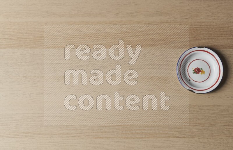 صحن معدني عتيق على خلفية خشبية فاتحة