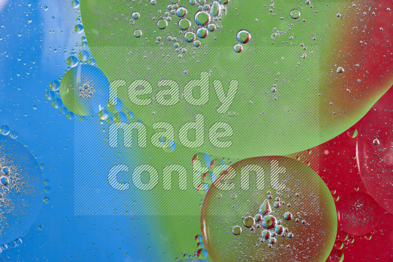 لقطات مقربة لفقاعات من الزيت على سطح الماء باللون الأحمر والأخضر والأزرق