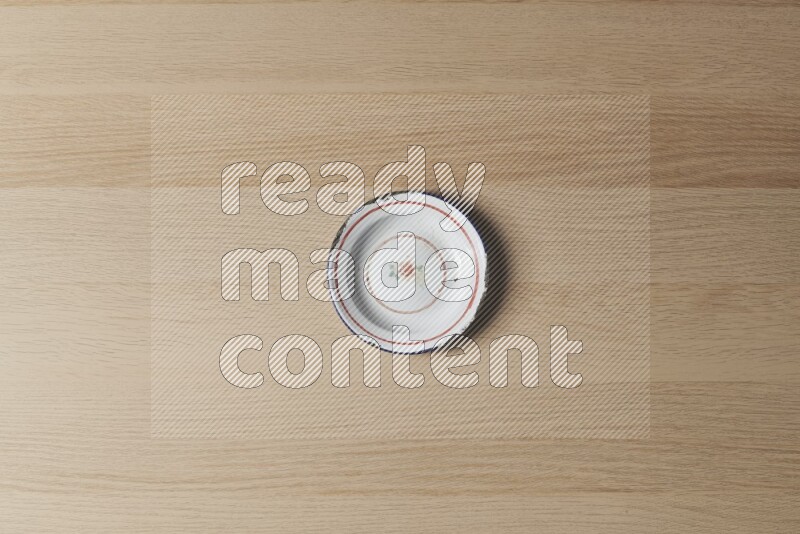 صحن معدني عتيق على خلفية خشبية فاتحة