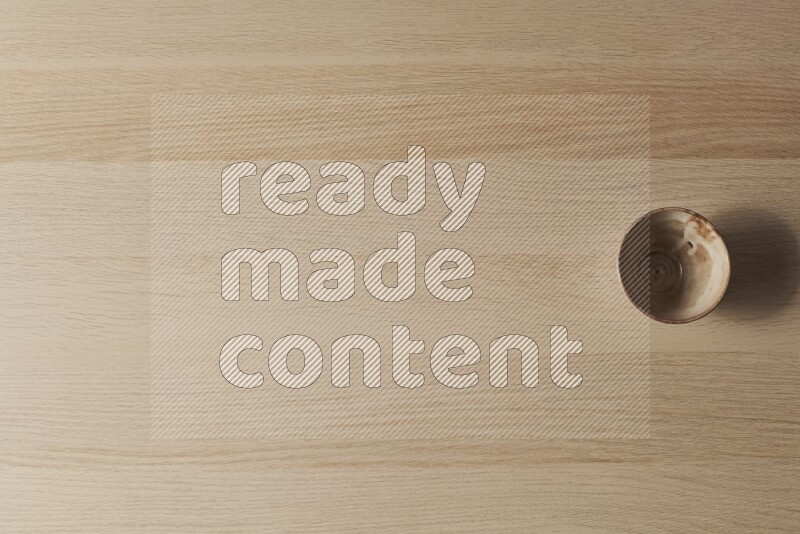 وعاء فخاري بيج على خلفية خشبية فاتحة