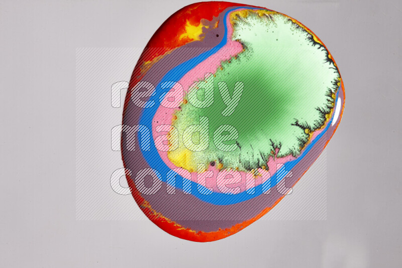 لقطات مقربة لألوان متنوعة تمتزج على خلفية رمادية