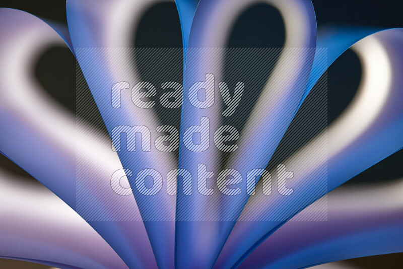 فن تجريدي يعرض منحنيات وتدرجات اللون الأبيض والأزرق مكونه بضوء ملون