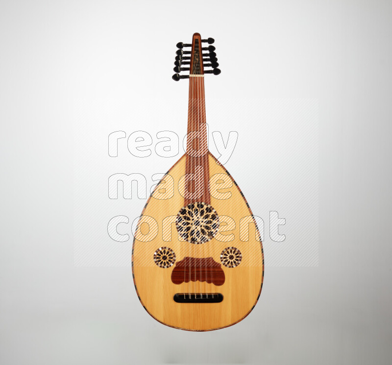 عودي خشبي بني على خلفية رمادية