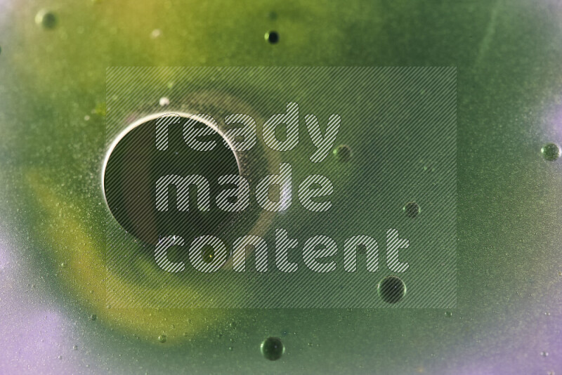 لقطات مقربة لقطرات ألوان مائية صفراء وزرقاء وخضراء على سطح الزيت على خلفية بيضاء