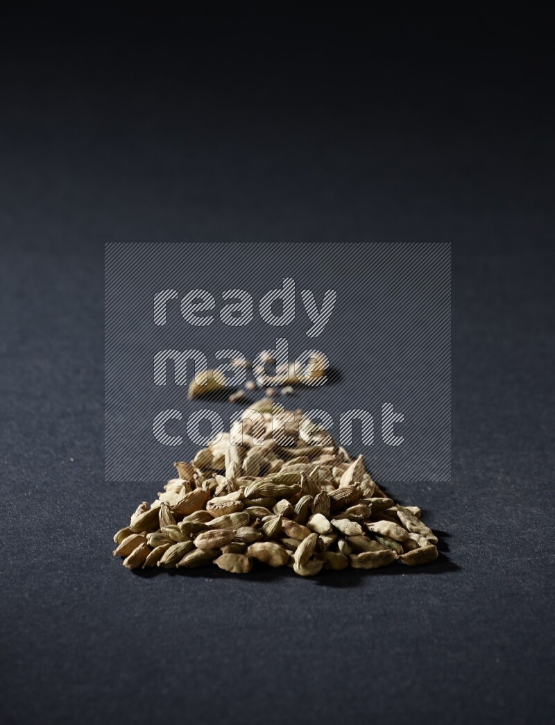 حبوب الهيل في شكل مثلث على خلفية سوداء