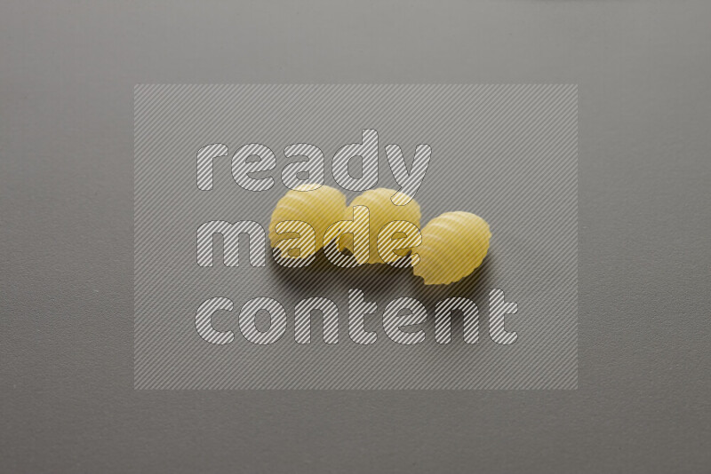 معكرونة ودعة علي خلفية رمادية