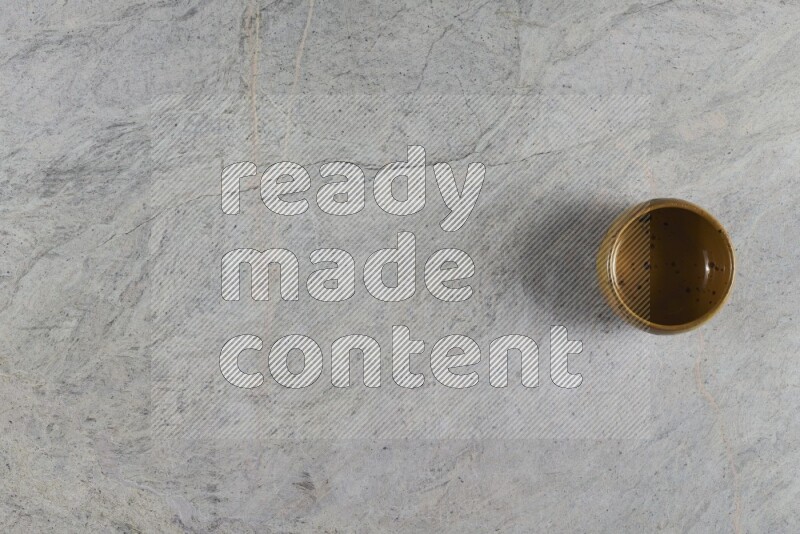 وعاء فخاري متعدد الألوان على خلفية من الرخام الرمادي