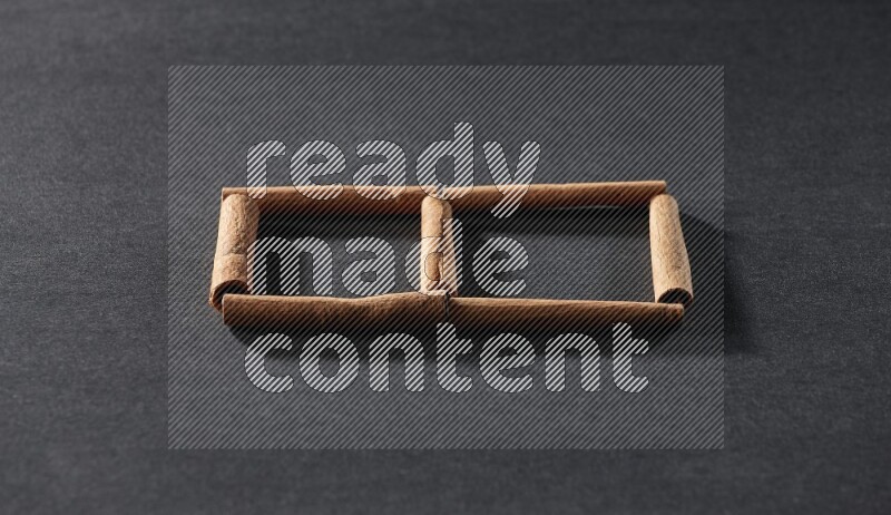 مربعان من أعواد القرفة فارغان علي خلفية سوداء