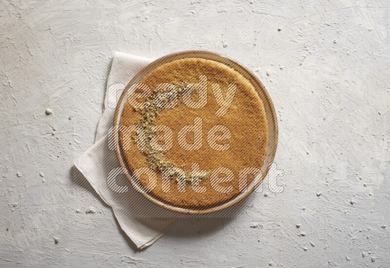 كنافة علي خلفية بيضاء خشبية