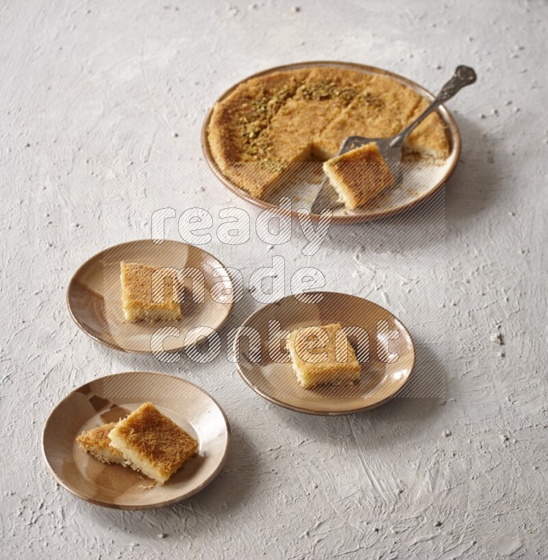 كنافة علي خلفية بيضاء خشبية