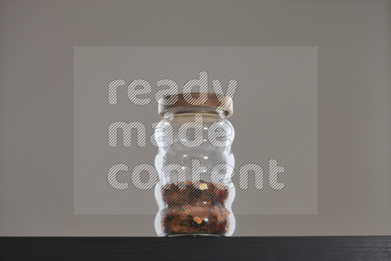 ترتر ملون في وعاء زجاجي علي خلفية سوداء