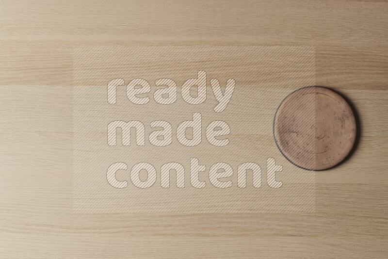 قواعد أكواب فخارية على خلفية خشبية فاتحة