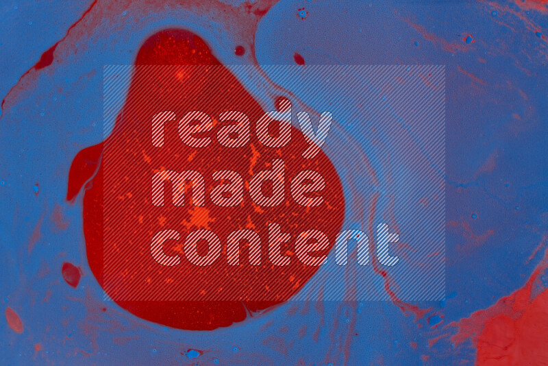 تظهر الصورة أشكال مختلفة من تداخلات اللون الأحمر والأزرق