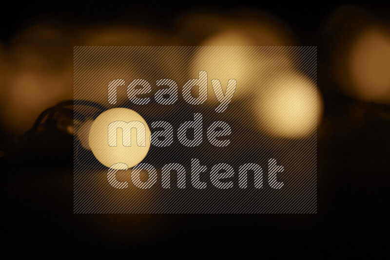 مصابيح ذهبية علي خلفية سوداء