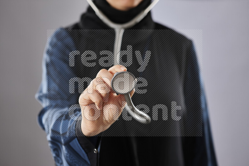 طبيبة ترتدي عباءة وملابس طبية في أوضاع متعددة