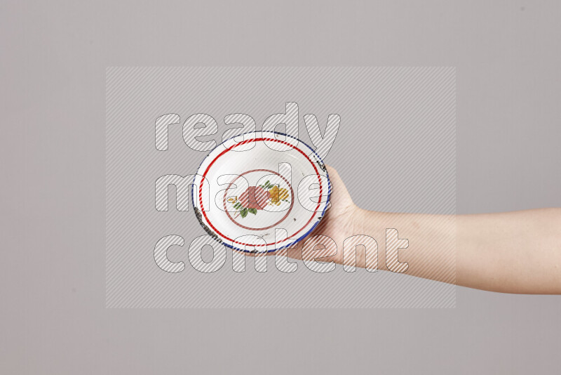 امرأة تحمل بيديها أدوات معدنية مختلفة في أوضاع متعددة