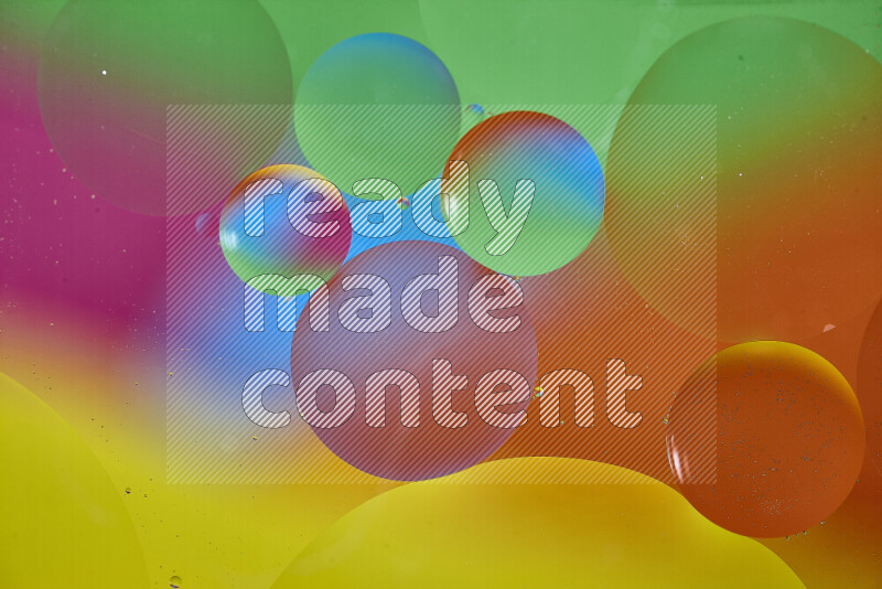 لقطات مقربة لفقاعات من الزيت على سطح الماء بألوان متنوعة