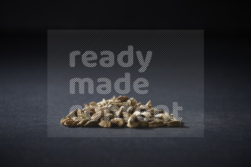 حبوب الهيل في شكل مثلث على خلفية سوداء