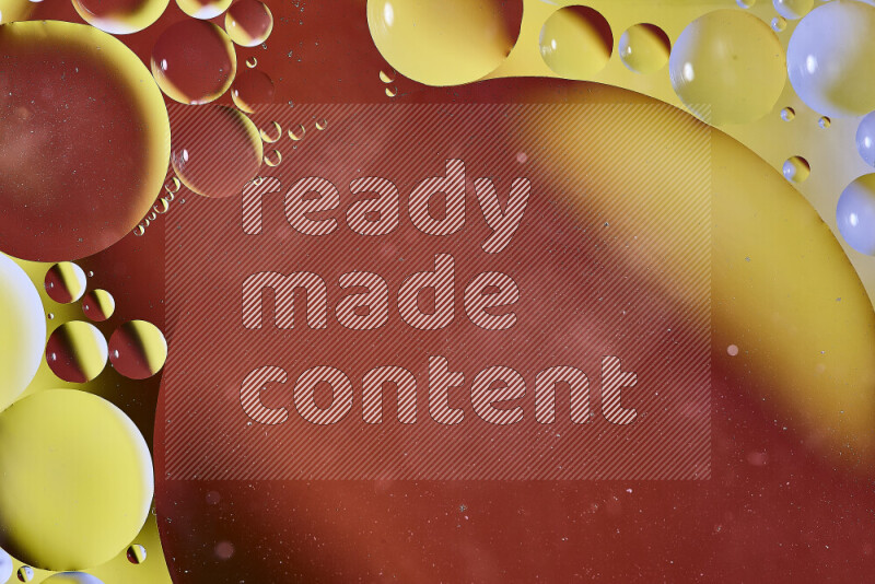 لقطات مقربة لفقاعات من الزيت على سطح الماء باللون البرتقالي والأصفر