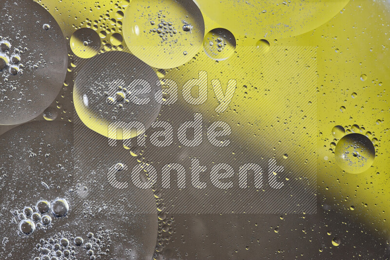 لقطات مقربة لفقاعات من الزيت على سطح الماء باللون الأصفر والبني