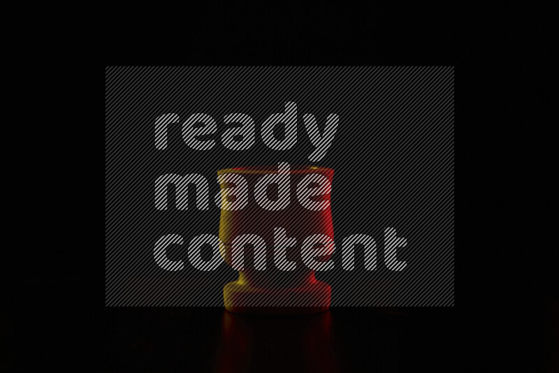 أدوات مطبخ خشبية مع حواف مضيئة ملونة على خلفية سوداء