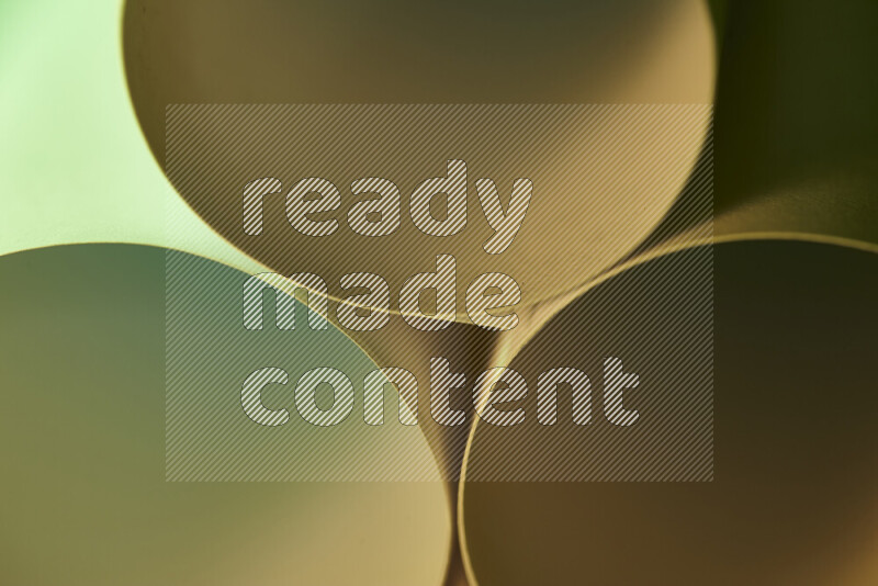 الصورة تعرض فن ورقي تجريدي بأشكال دائرية بدرجات متنوعة من اللون الأخضر والدرجات الدافئة