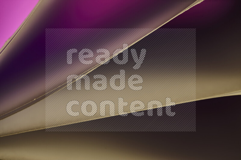 فن تجريدي يعرض منحنيات مع تدرجات الألوان الدافئة والباردة مكونه بضوء ملون