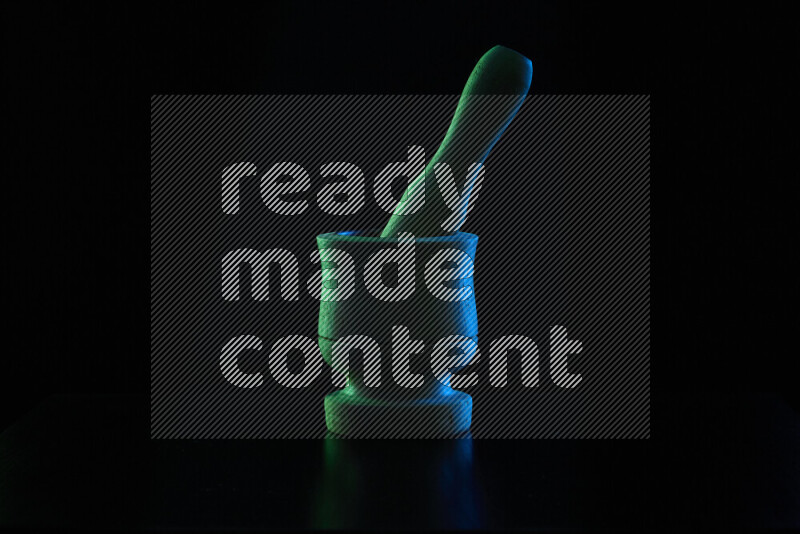 أدوات مطبخ خشبية مع حواف مضيئة ملونة على خلفية سوداء